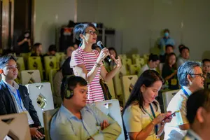 Khách tham dự đặt câu hỏi